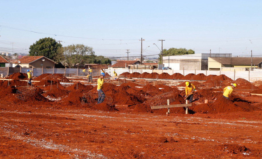 Praça remodelada, feira gastronômica em local coberto, rua revitalizada com mais segurança para motoristas e pedestres e uma escola nova voltada para o ensino médio. O pacote de investimentos do Governo do Estado em Arapongas, na Região Norte, totaliza R$ 13,1 milhões.