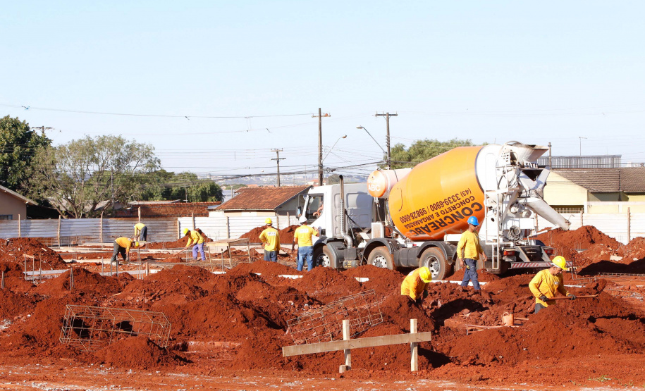 Praça remodelada, feira gastronômica em local coberto, rua revitalizada com mais segurança para motoristas e pedestres e uma escola nova voltada para o ensino médio. O pacote de investimentos do Governo do Estado em Arapongas, na Região Norte, totaliza R$ 13,1 milhões.