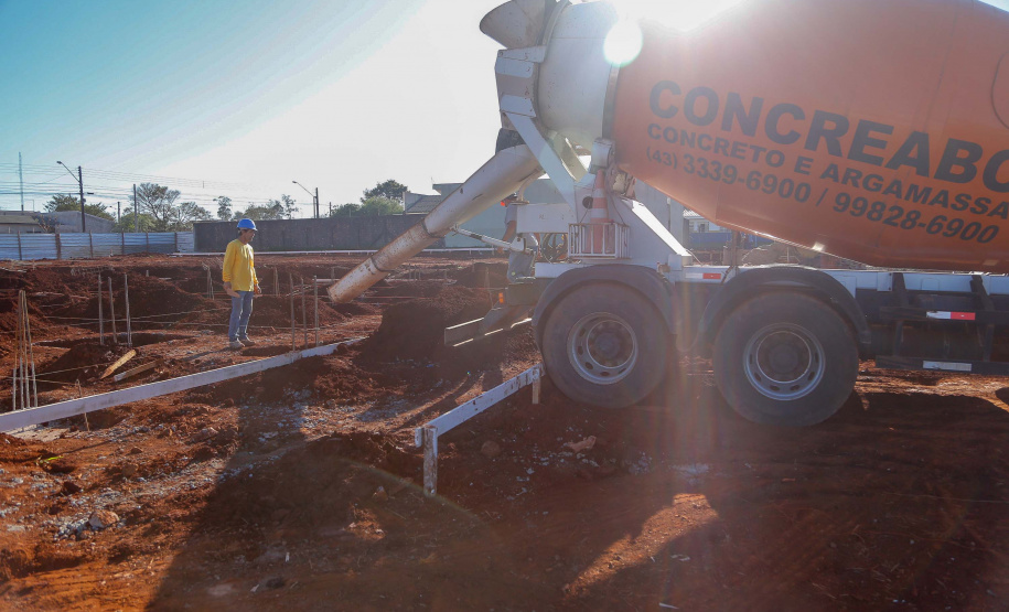 Praça remodelada, feira gastronômica em local coberto, rua revitalizada com mais segurança para motoristas e pedestres e uma escola nova voltada para o ensino médio. O pacote de investimentos do Governo do Estado em Arapongas, na Região Norte, totaliza R$ 13,1 milhões.