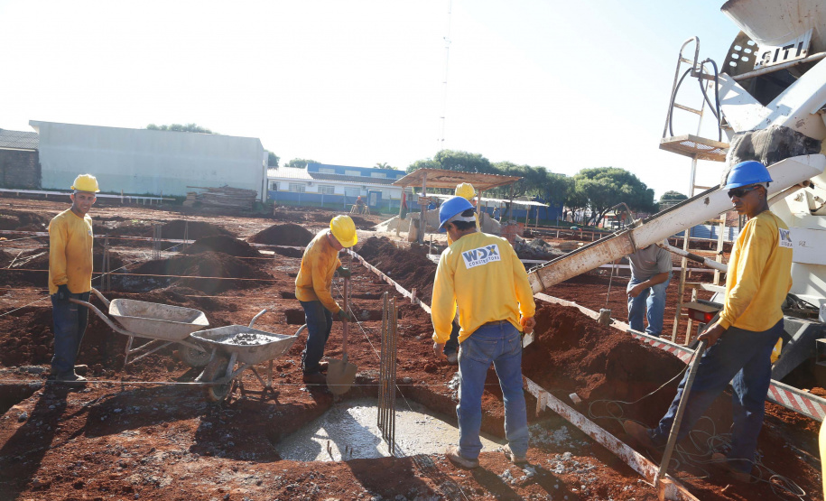 Praça remodelada, feira gastronômica em local coberto, rua revitalizada com mais segurança para motoristas e pedestres e uma escola nova voltada para o ensino médio. O pacote de investimentos do Governo do Estado em Arapongas, na Região Norte, totaliza R$ 13,1 milhões.