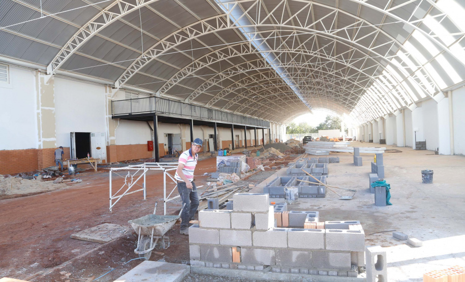 Praça remodelada, feira gastronômica em local coberto, rua revitalizada com mais segurança para motoristas e pedestres e uma escola nova voltada para o ensino médio. O pacote de investimentos do Governo do Estado em Arapongas, na Região Norte, totaliza R$ 13,1 milhões.