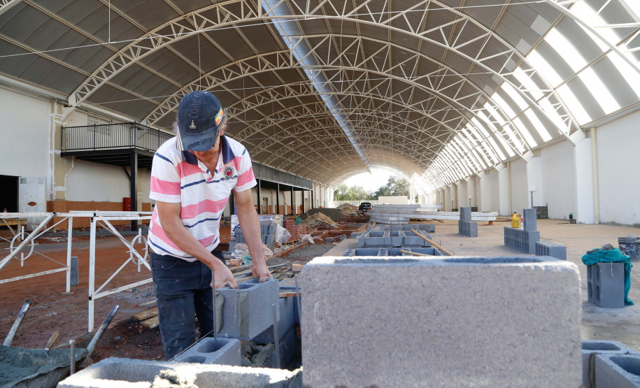 Praça remodelada, feira gastronômica em local coberto, rua revitalizada com mais segurança para motoristas e pedestres e uma escola nova voltada para o ensino médio. O pacote de investimentos do Governo do Estado em Arapongas, na Região Norte, totaliza R$ 13,1 milhões.