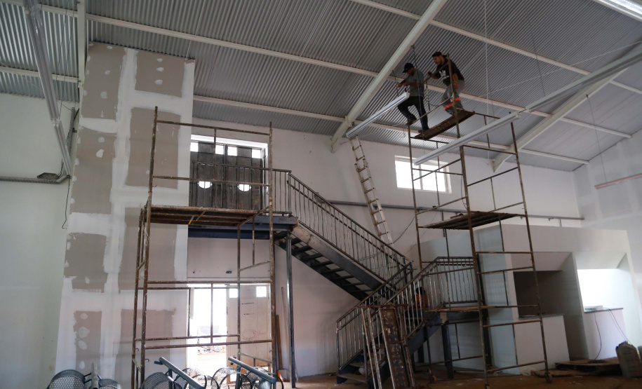 Praça remodelada, feira gastronômica em local coberto, rua revitalizada com mais segurança para motoristas e pedestres e uma escola nova voltada para o ensino médio. O pacote de investimentos do Governo do Estado em Arapongas, na Região Norte, totaliza R$ 13,1 milhões.