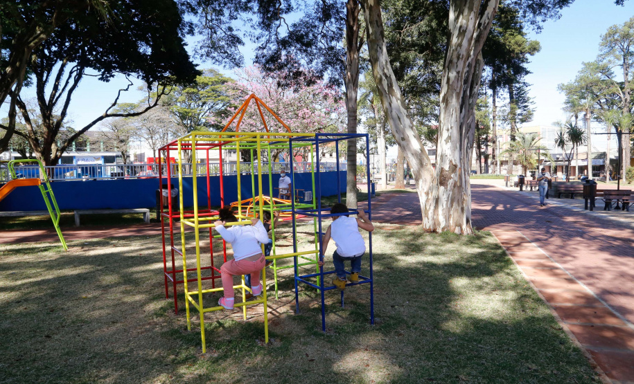 Praça remodelada, feira gastronômica em local coberto, rua revitalizada com mais segurança para motoristas e pedestres e uma escola nova voltada para o ensino médio. O pacote de investimentos do Governo do Estado em Arapongas, na Região Norte, totaliza R$ 13,1 milhões.