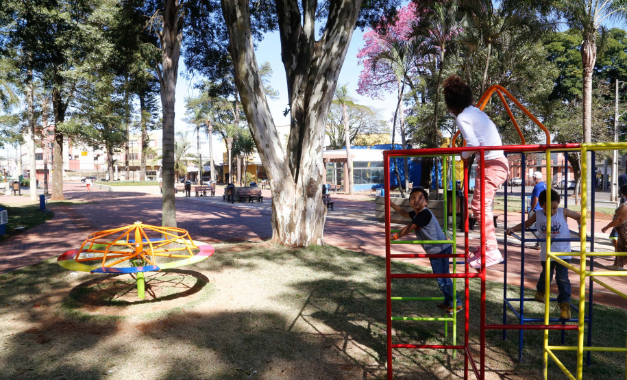 Praça remodelada, feira gastronômica em local coberto, rua revitalizada com mais segurança para motoristas e pedestres e uma escola nova voltada para o ensino médio. O pacote de investimentos do Governo do Estado em Arapongas, na Região Norte, totaliza R$ 13,1 milhões.