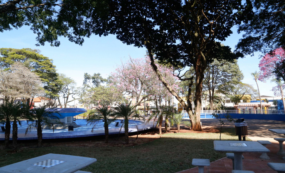 Praça remodelada, feira gastronômica em local coberto, rua revitalizada com mais segurança para motoristas e pedestres e uma escola nova voltada para o ensino médio. O pacote de investimentos do Governo do Estado em Arapongas, na Região Norte, totaliza R$ 13,1 milhões.