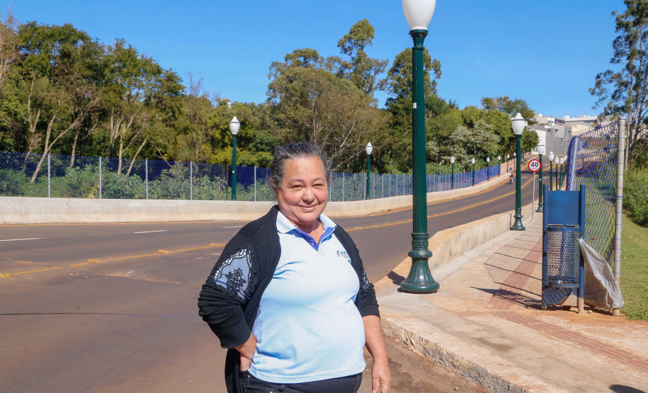 A zeladora Ruth Oliveira Assis cruza a rua todos os dias a pé na volta do trabalho. Percebeu que com a caminhada ganhou mais leveza e segurança. “Antes era perigoso, escuro e não tinha acostamento. Agora ficou bonito, agradável”, diz Ruth.