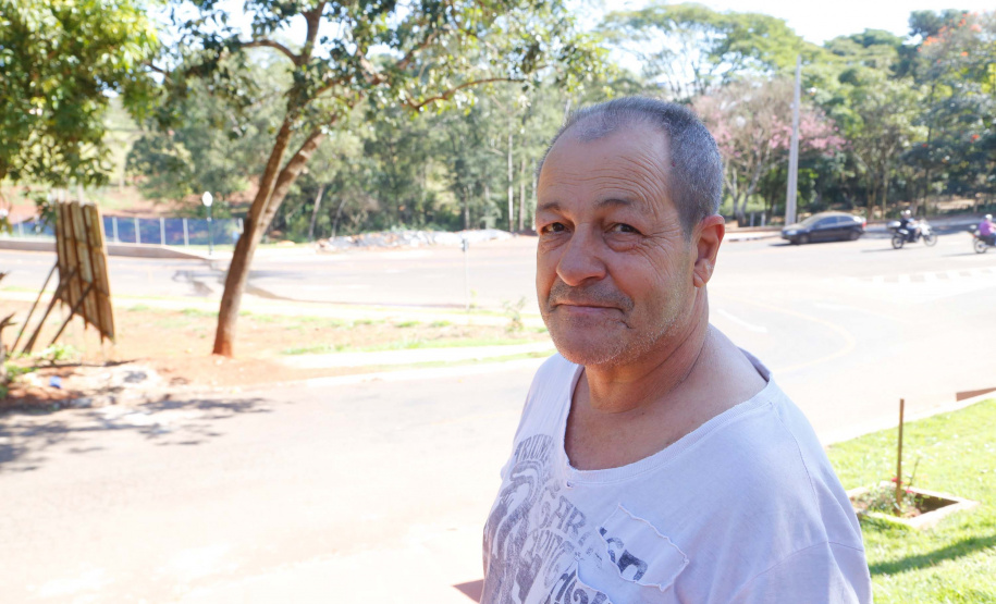 José Carlos Francisco, aposentado, mora há 12 anos em uma rua menos movimentada que corta a Pavão. Para ele, o local ganhou muito com a parceria entre o Estado e o município. “A rua ficou mais limpa, com esgoto bem feito. E melhorou a segurança também. Desde a reforma não teve mais acidente aqui”, conta.
