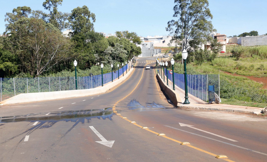 Praça remodelada, feira gastronômica em local coberto, rua revitalizada com mais segurança para motoristas e pedestres e uma escola nova voltada para o ensino médio. O pacote de investimentos do Governo do Estado em Arapongas, na Região Norte, totaliza R$ 13,1 milhões.