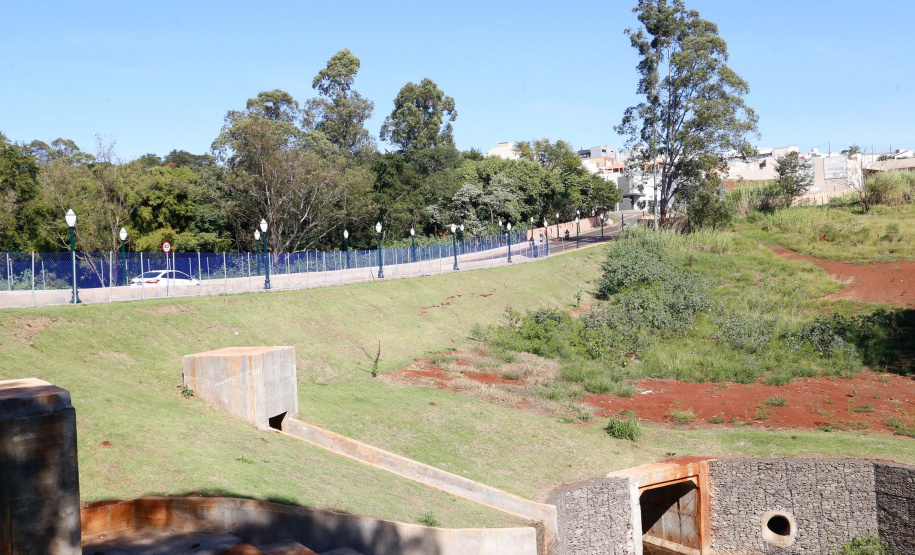 Praça remodelada, feira gastronômica em local coberto, rua revitalizada com mais segurança para motoristas e pedestres e uma escola nova voltada para o ensino médio. O pacote de investimentos do Governo do Estado em Arapongas, na Região Norte, totaliza R$ 13,1 milhões.