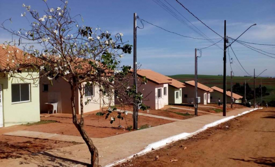 Cohapar entrega dois conjuntos de casas populares em Wenceslau Braz Cinquenta famílias no Norte Pioneiro do Estado que viviam em situação de risco ganharam nesta quinta-feira (25), as chaves da casa própria. O projeto é uma parceria entre Cohapar e a Secretária de Estado, da Justiça, Família e Trabalho (Sejuf), o órgão que coordena o programa Nossa Gente. As unidades habitacionais foram distribuídas em dois conjuntos, trinta casas no loteamento Pôr do Sol e vinte moradias no Bairro São Francisco de Assis.