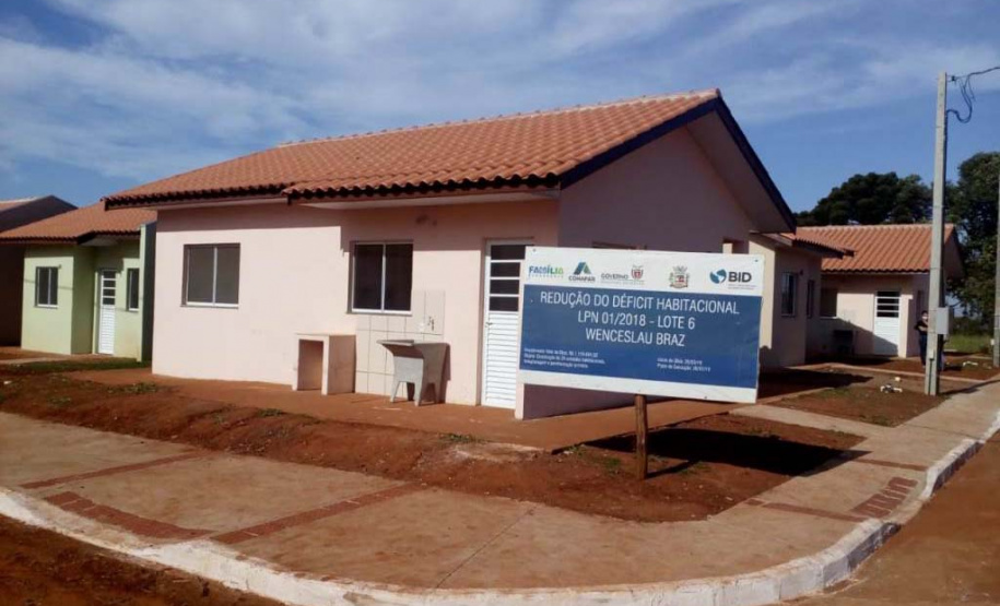 Cohapar entrega dois conjuntos de casas populares em Wenceslau Braz Cinquenta famílias no Norte Pioneiro do Estado que viviam em situação de risco ganharam nesta quinta-feira (25), as chaves da casa própria. O projeto é uma parceria entre Cohapar e a Secretária de Estado, da Justiça, Família e Trabalho (Sejuf), o órgão que coordena o programa Nossa Gente. As unidades habitacionais foram distribuídas em dois conjuntos, trinta casas no loteamento Pôr do Sol e vinte moradias no Bairro São Francisco de Assis.