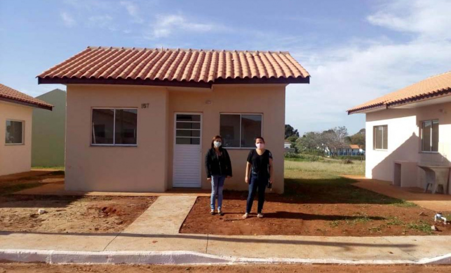 Cohapar entrega dois conjuntos de casas populares em Wenceslau Braz Cinquenta famílias no Norte Pioneiro do Estado que viviam em situação de risco ganharam nesta quinta-feira (25), as chaves da casa própria. O projeto é uma parceria entre Cohapar e a Secretária de Estado, da Justiça, Família e Trabalho (Sejuf), o órgão que coordena o programa Nossa Gente. As unidades habitacionais foram distribuídas em dois conjuntos, trinta casas no loteamento Pôr do Sol e vinte moradias no Bairro São Francisco de Assis.
