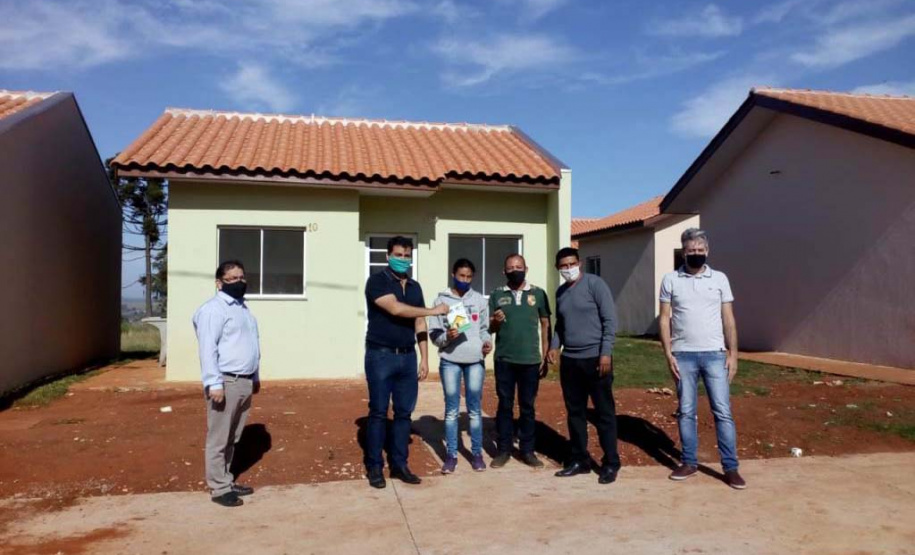 Cohapar entrega dois conjuntos de casas populares em Wenceslau Braz Cinquenta famílias no Norte Pioneiro do Estado que viviam em situação de risco ganharam nesta quinta-feira (25), as chaves da casa própria. O projeto é uma parceria entre Cohapar e a Secretária de Estado, da Justiça, Família e Trabalho (Sejuf), o órgão que coordena o programa Nossa Gente. As unidades habitacionais foram distribuídas em dois conjuntos, trinta casas no loteamento Pôr do Sol e vinte moradias no Bairro São Francisco de Assis.