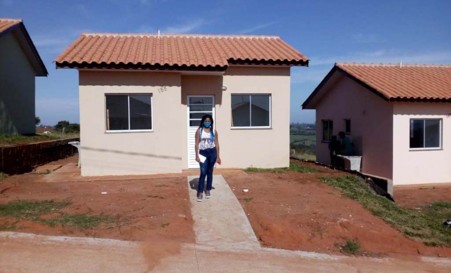 Cohapar entrega dois conjuntos de casas populares em Wenceslau Braz Cinquenta famílias no Norte Pioneiro do Estado que viviam em situação de risco ganharam nesta quinta-feira (25), as chaves da casa própria. O projeto é uma parceria entre Cohapar e a Secretária de Estado, da Justiça, Família e Trabalho (Sejuf), o órgão que coordena o programa Nossa Gente. As unidades habitacionais foram distribuídas em dois conjuntos, trinta casas no loteamento Pôr do Sol e vinte moradias no Bairro São Francisco de Assis.