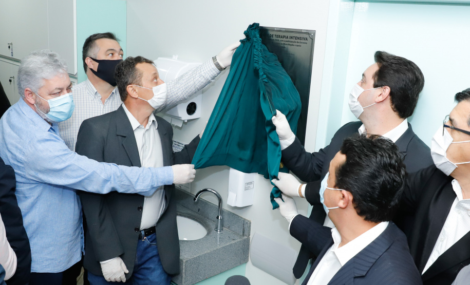 Um antigo problema estrutural da saúde pública de Goioerê, na Região Centro-Oeste, foi resolvido nesta quinta-feira (25) com a entrega, pelo Governo do Estado, de 10 leitos de Unidade de Terapia Intensiva (UTI).  O conjunto de leitos vai funcionar dentro da Santa Casa de Misericórdia do município e, neste primeiro momento, será destinado exclusivamente para atender pacientes infectados pelo coronavírus. A entrega foi feita pelo governador Carlos Massa Ratinho Junior.