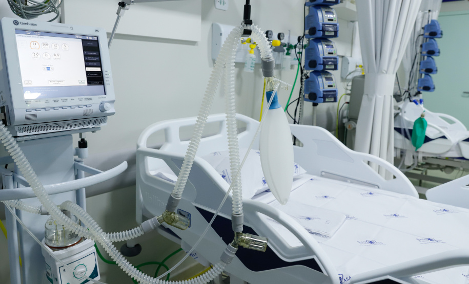 Um antigo problema estrutural da saúde pública de Goioerê, na Região Centro-Oeste, foi resolvido nesta quinta-feira (25) com a entrega, pelo Governo do Estado, de 10 leitos de Unidade de Terapia Intensiva (UTI).  O conjunto de leitos vai funcionar dentro da Santa Casa de Misericórdia do município e, neste primeiro momento, será destinado exclusivamente para atender pacientes infectados pelo coronavírus. A entrega foi feita pelo governador Carlos Massa Ratinho Junior.