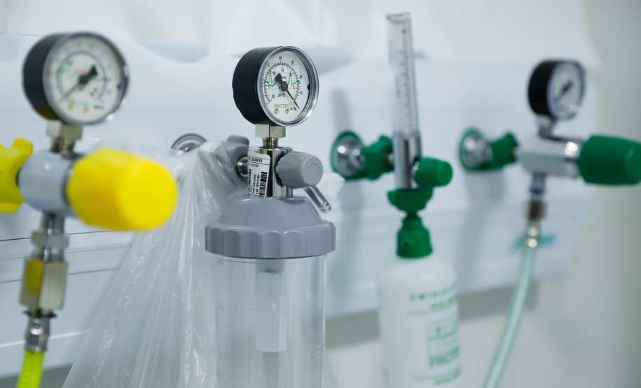 Um antigo problema estrutural da saúde pública de Goioerê, na Região Centro-Oeste, foi resolvido nesta quinta-feira (25) com a entrega, pelo Governo do Estado, de 10 leitos de Unidade de Terapia Intensiva (UTI).  O conjunto de leitos vai funcionar dentro da Santa Casa de Misericórdia do município e, neste primeiro momento, será destinado exclusivamente para atender pacientes infectados pelo coronavírus. A entrega foi feita pelo governador Carlos Massa Ratinho Junior.