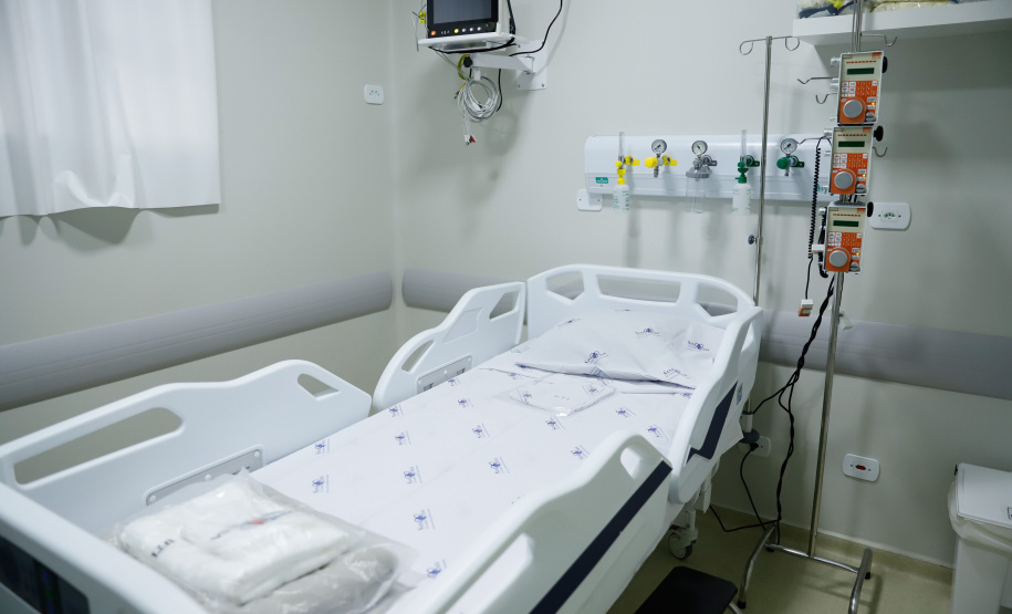Um antigo problema estrutural da saúde pública de Goioerê, na Região Centro-Oeste, foi resolvido nesta quinta-feira (25) com a entrega, pelo Governo do Estado, de 10 leitos de Unidade de Terapia Intensiva (UTI).  O conjunto de leitos vai funcionar dentro da Santa Casa de Misericórdia do município e, neste primeiro momento, será destinado exclusivamente para atender pacientes infectados pelo coronavírus. A entrega foi feita pelo governador Carlos Massa Ratinho Junior.