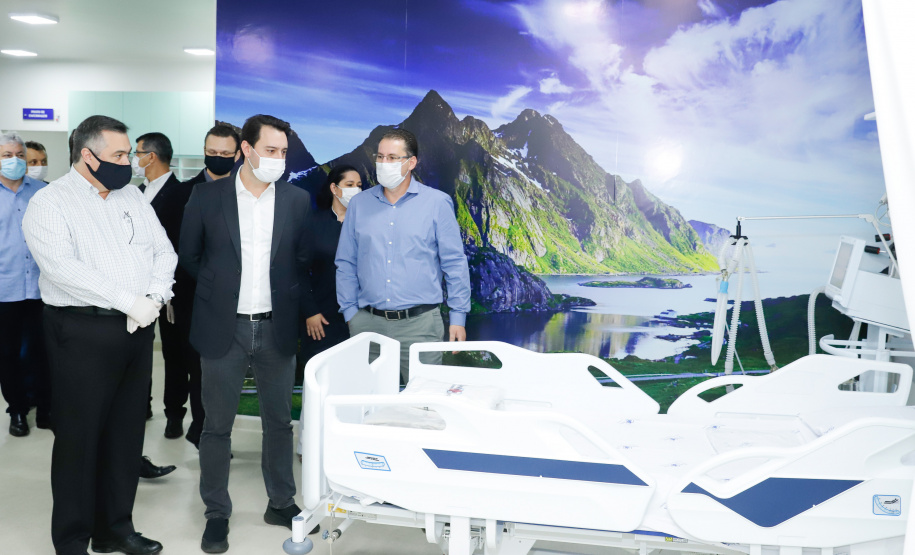 Um antigo problema estrutural da saúde pública de Goioerê, na Região Centro-Oeste, foi resolvido nesta quinta-feira (25) com a entrega, pelo Governo do Estado, de 10 leitos de Unidade de Terapia Intensiva (UTI).  O conjunto de leitos vai funcionar dentro da Santa Casa de Misericórdia do município e, neste primeiro momento, será destinado exclusivamente para atender pacientes infectados pelo coronavírus. A entrega foi feita pelo governador Carlos Massa Ratinho Junior.