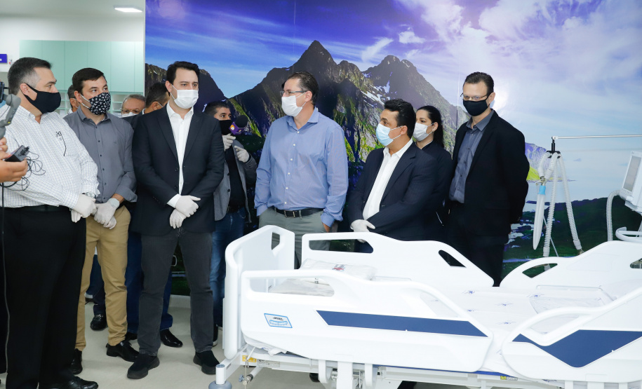 Um antigo problema estrutural da saúde pública de Goioerê, na Região Centro-Oeste, foi resolvido nesta quinta-feira (25) com a entrega, pelo Governo do Estado, de 10 leitos de Unidade de Terapia Intensiva (UTI).  O conjunto de leitos vai funcionar dentro da Santa Casa de Misericórdia do município e, neste primeiro momento, será destinado exclusivamente para atender pacientes infectados pelo coronavírus. A entrega foi feita pelo governador Carlos Massa Ratinho Junior.