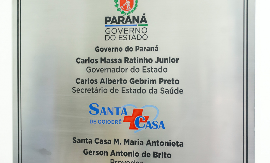Um antigo problema estrutural da saúde pública de Goioerê, na Região Centro-Oeste, foi resolvido nesta quinta-feira (25) com a entrega, pelo Governo do Estado, de 10 leitos de Unidade de Terapia Intensiva (UTI).  O conjunto de leitos vai funcionar dentro da Santa Casa de Misericórdia do município e, neste primeiro momento, será destinado exclusivamente para atender pacientes infectados pelo coronavírus. A entrega foi feita pelo governador Carlos Massa Ratinho Junior.