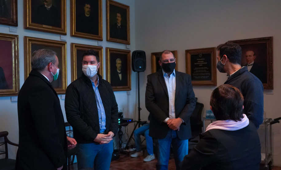 O Governo do Estado instala nesta sexta-feira (26) o Comitê de Planejamento de Retorno às Aulas Pós-pandemia, que vai estabelecer um plano único de volta às aulas presenciais em todo Paraná. O comitê terá a participação de todos os setores representativos da educação no Estado, tanto da rede pública quanto particular, e das secretarias estaduais da Educação, Saúde, Casa Civil e Planejamento. Foto: Guilherme Flores/Casa Civil