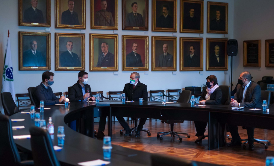 O Governo do Estado instala nesta sexta-feira (26) o Comitê de Planejamento de Retorno às Aulas Pós-pandemia, que vai estabelecer um plano único de volta às aulas presenciais em todo Paraná. O comitê terá a participação de todos os setores representativos da educação no Estado, tanto da rede pública quanto particular, e das secretarias estaduais da Educação, Saúde, Casa Civil e Planejamento. Foto: Guilherme Flores/Casa Civil