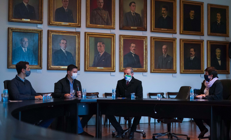 O Governo do Estado instala nesta sexta-feira (26) o Comitê de Planejamento de Retorno às Aulas Pós-pandemia, que vai estabelecer um plano único de volta às aulas presenciais em todo Paraná. O comitê terá a participação de todos os setores representativos da educação no Estado, tanto da rede pública quanto particular, e das secretarias estaduais da Educação, Saúde, Casa Civil e Planejamento. Foto: Guilherme Flores/Casa Civil