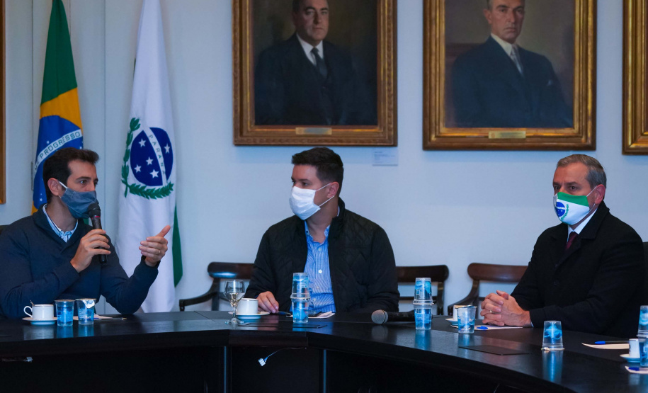 O Governo do Estado instala nesta sexta-feira (26) o Comitê de Planejamento de Retorno às Aulas Pós-pandemia, que vai estabelecer um plano único de volta às aulas presenciais em todo Paraná. O comitê terá a participação de todos os setores representativos da educação no Estado, tanto da rede pública quanto particular, e das secretarias estaduais da Educação, Saúde, Casa Civil e Planejamento. Foto: Guilherme Flores/Casa Civil