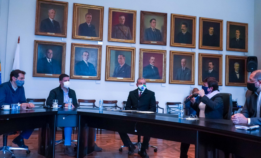 O Governo do Estado instala nesta sexta-feira (26) o Comitê de Planejamento de Retorno às Aulas Pós-pandemia, que vai estabelecer um plano único de volta às aulas presenciais em todo Paraná. O comitê terá a participação de todos os setores representativos da educação no Estado, tanto da rede pública quanto particular, e das secretarias estaduais da Educação, Saúde, Casa Civil e Planejamento. Foto: Guilherme Flores/Casa Civil