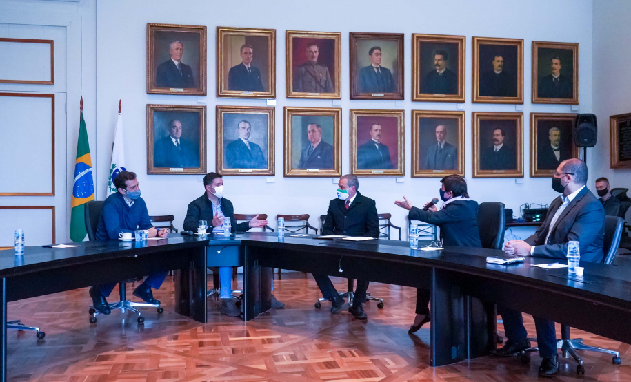 O Governo do Estado instala nesta sexta-feira (26) o Comitê de Planejamento de Retorno às Aulas Pós-pandemia, que vai estabelecer um plano único de volta às aulas presenciais em todo Paraná. O comitê terá a participação de todos os setores representativos da educação no Estado, tanto da rede pública quanto particular, e das secretarias estaduais da Educação, Saúde, Casa Civil e Planejamento. Foto: Guilherme Flores/Casa Civil