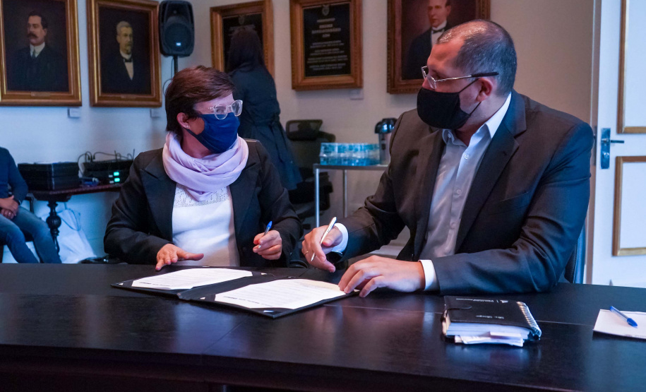 O Governo do Estado instala nesta sexta-feira (26) o Comitê de Planejamento de Retorno às Aulas Pós-pandemia, que vai estabelecer um plano único de volta às aulas presenciais em todo Paraná. O comitê terá a participação de todos os setores representativos da educação no Estado, tanto da rede pública quanto particular, e das secretarias estaduais da Educação, Saúde, Casa Civil e Planejamento. Foto: Guilherme Flores/Casa Civil