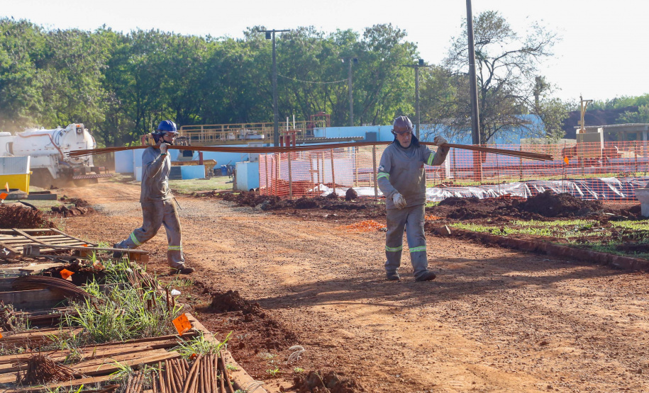 Do alto, o grande receptor circular em construção pela Companhia de Saneamento do Paraná (Sanepar) chama atenção. Ele é peça-chave na ampliação da Estação de Tratamento de Esgoto (ETE) Norte, em Londrina, na Região Norte do Paraná. Foto Gilson Abreu