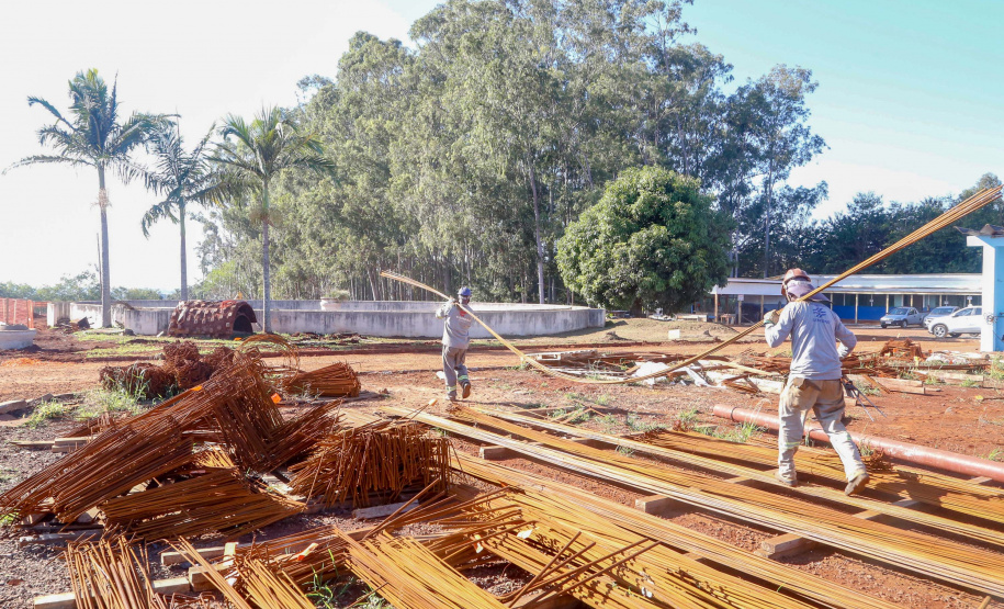 Do alto, o grande receptor circular em construção pela Companhia de Saneamento do Paraná (Sanepar) chama atenção. Ele é peça-chave na ampliação da Estação de Tratamento de Esgoto (ETE) Norte, em Londrina, na Região Norte do Paraná. Foto Gilson Abreu