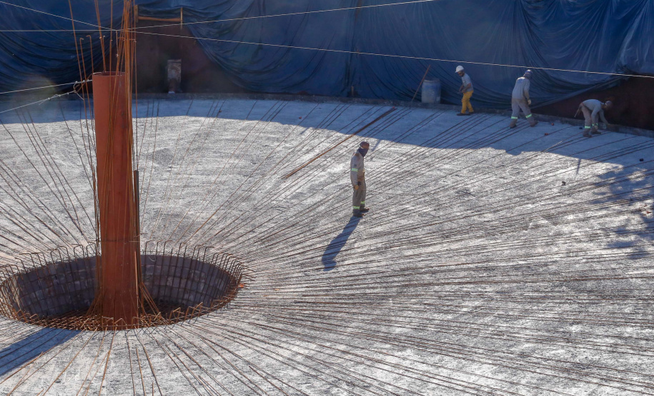 Do alto, o grande receptor circular em construção pela Companhia de Saneamento do Paraná (Sanepar) chama atenção. Ele é peça-chave na ampliação da Estação de Tratamento de Esgoto (ETE) Norte, em Londrina, na Região Norte do Paraná. Foto Gilson Abreu