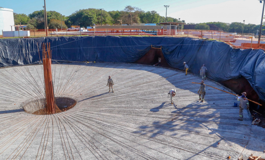 Do alto, o grande receptor circular em construção pela Companhia de Saneamento do Paraná (Sanepar) chama atenção. Ele é peça-chave na ampliação da Estação de Tratamento de Esgoto (ETE) Norte, em Londrina, na Região Norte do Paraná. Foto Gilson Abreu
