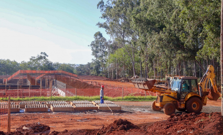 Do alto, o grande receptor circular em construção pela Companhia de Saneamento do Paraná (Sanepar) chama atenção. Ele é peça-chave na ampliação da Estação de Tratamento de Esgoto (ETE) Norte, em Londrina, na Região Norte do Paraná. Foto Gilson Abreu