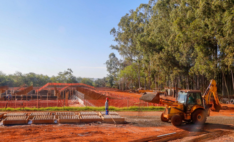 Do alto, o grande receptor circular em construção pela Companhia de Saneamento do Paraná (Sanepar) chama atenção. Ele é peça-chave na ampliação da Estação de Tratamento de Esgoto (ETE) Norte, em Londrina, na Região Norte do Paraná. Foto Gilson Abreu