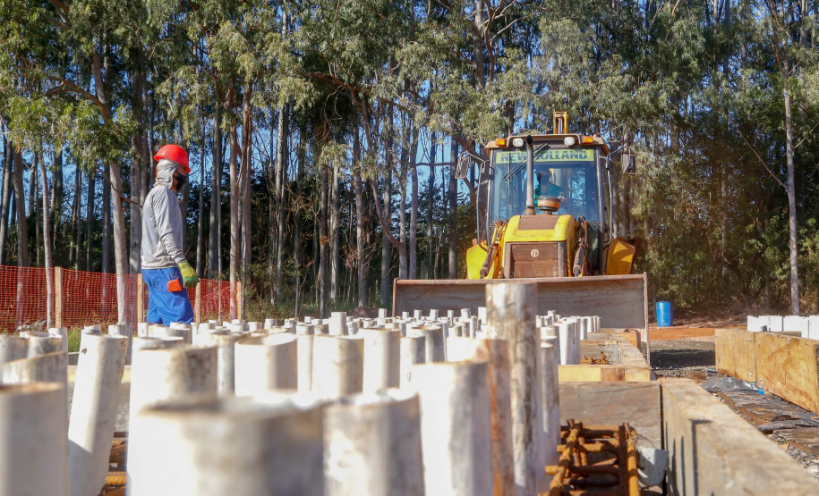 Do alto, o grande receptor circular em construção pela Companhia de Saneamento do Paraná (Sanepar) chama atenção. Ele é peça-chave na ampliação da Estação de Tratamento de Esgoto (ETE) Norte, em Londrina, na Região Norte do Paraná. Foto Gilson Abreu