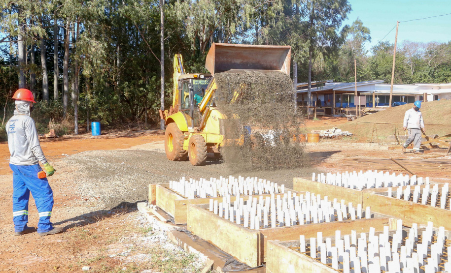 Do alto, o grande receptor circular em construção pela Companhia de Saneamento do Paraná (Sanepar) chama atenção. Ele é peça-chave na ampliação da Estação de Tratamento de Esgoto (ETE) Norte, em Londrina, na Região Norte do Paraná. Foto Gilson Abreu
