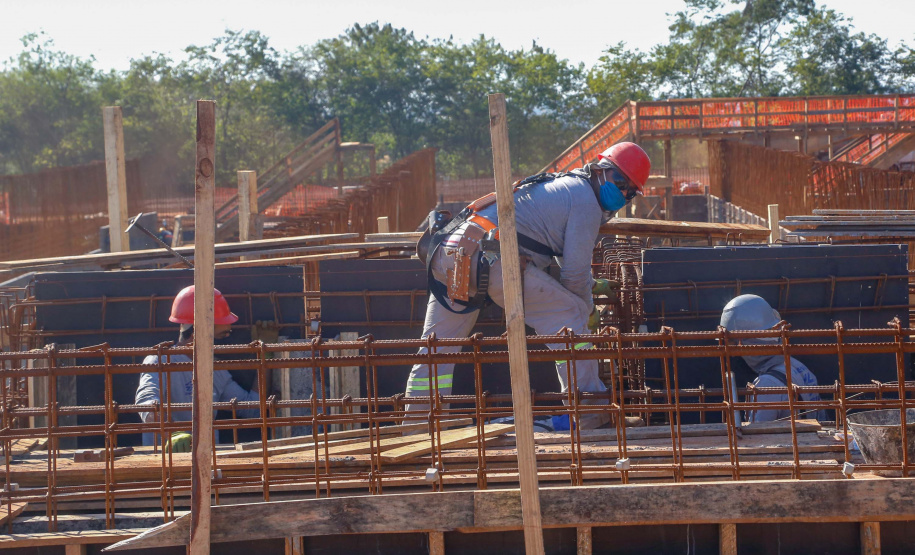 Do alto, o grande receptor circular em construção pela Companhia de Saneamento do Paraná (Sanepar) chama atenção. Ele é peça-chave na ampliação da Estação de Tratamento de Esgoto (ETE) Norte, em Londrina, na Região Norte do Paraná. Foto Gilson Abreu