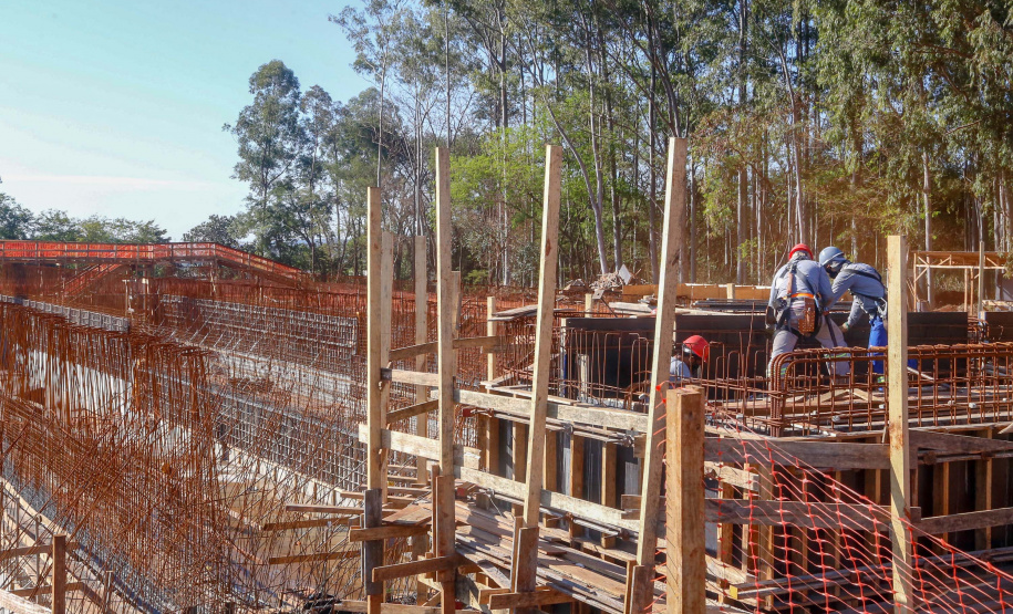 Do alto, o grande receptor circular em construção pela Companhia de Saneamento do Paraná (Sanepar) chama atenção. Ele é peça-chave na ampliação da Estação de Tratamento de Esgoto (ETE) Norte, em Londrina, na Região Norte do Paraná. Foto Gilson Abreu