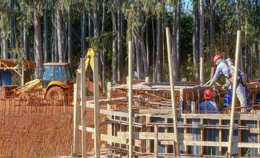Do alto, o grande receptor circular em construção pela Companhia de Saneamento do Paraná (Sanepar) chama atenção. Ele é peça-chave na ampliação da Estação de Tratamento de Esgoto (ETE) Norte, em Londrina, na Região Norte do Paraná. Foto Gilson Abreu