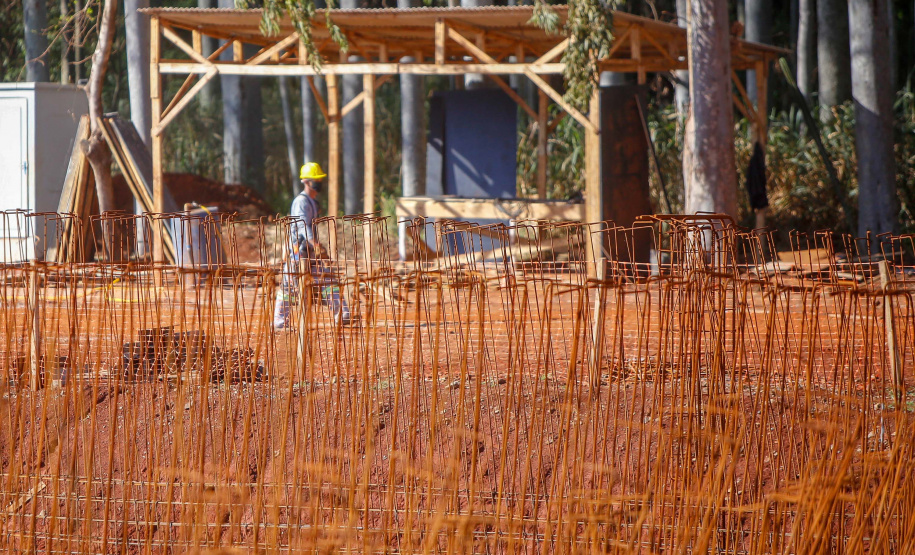 Do alto, o grande receptor circular em construção pela Companhia de Saneamento do Paraná (Sanepar) chama atenção. Ele é peça-chave na ampliação da Estação de Tratamento de Esgoto (ETE) Norte, em Londrina, na Região Norte do Paraná. Foto Gilson Abreu