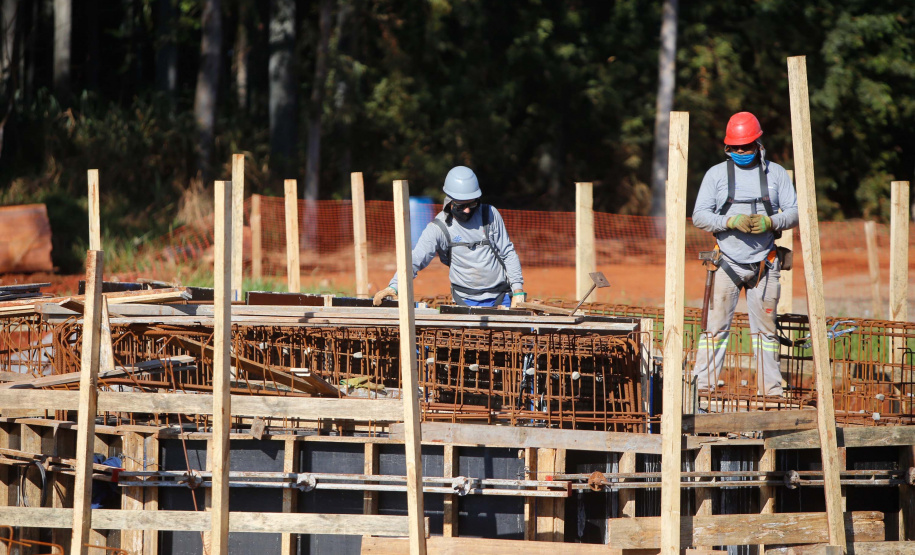 Do alto, o grande receptor circular em construção pela Companhia de Saneamento do Paraná (Sanepar) chama atenção. Ele é peça-chave na ampliação da Estação de Tratamento de Esgoto (ETE) Norte, em Londrina, na Região Norte do Paraná. Foto Gilson Abreu