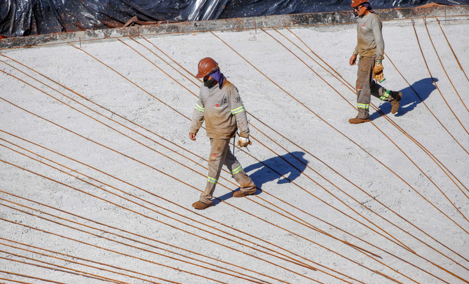 Do alto, o grande receptor circular em construção pela Companhia de Saneamento do Paraná (Sanepar) chama atenção. Ele é peça-chave na ampliação da Estação de Tratamento de Esgoto (ETE) Norte, em Londrina, na Região Norte do Paraná. Foto Gilson Abreu