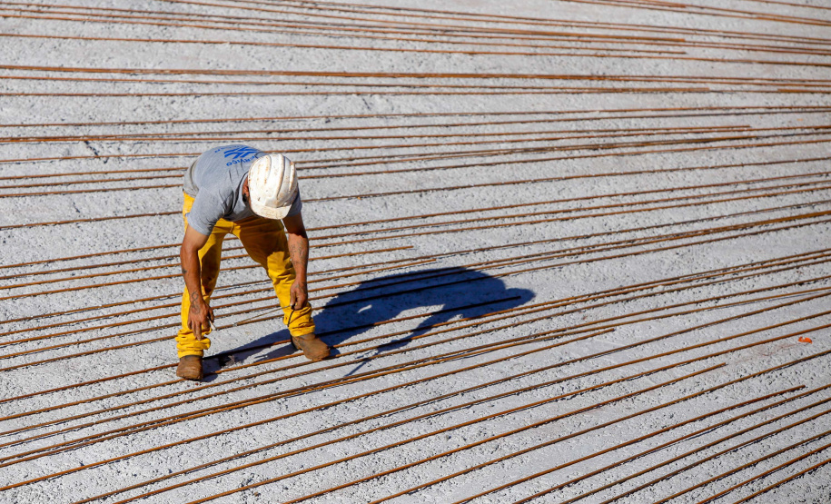 Do alto, o grande receptor circular em construção pela Companhia de Saneamento do Paraná (Sanepar) chama atenção. Ele é peça-chave na ampliação da Estação de Tratamento de Esgoto (ETE) Norte, em Londrina, na Região Norte do Paraná. Foto Gilson Abreu