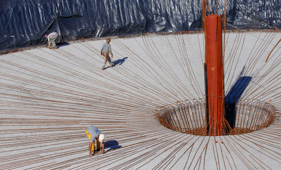 Do alto, o grande receptor circular em construção pela Companhia de Saneamento do Paraná (Sanepar) chama atenção. Ele é peça-chave na ampliação da Estação de Tratamento de Esgoto (ETE) Norte, em Londrina, na Região Norte do Paraná. Foto Gilson Abreu