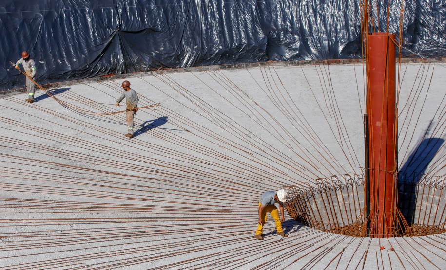 Do alto, o grande receptor circular em construção pela Companhia de Saneamento do Paraná (Sanepar) chama atenção. Ele é peça-chave na ampliação da Estação de Tratamento de Esgoto (ETE) Norte, em Londrina, na Região Norte do Paraná. Foto Gilson Abreu